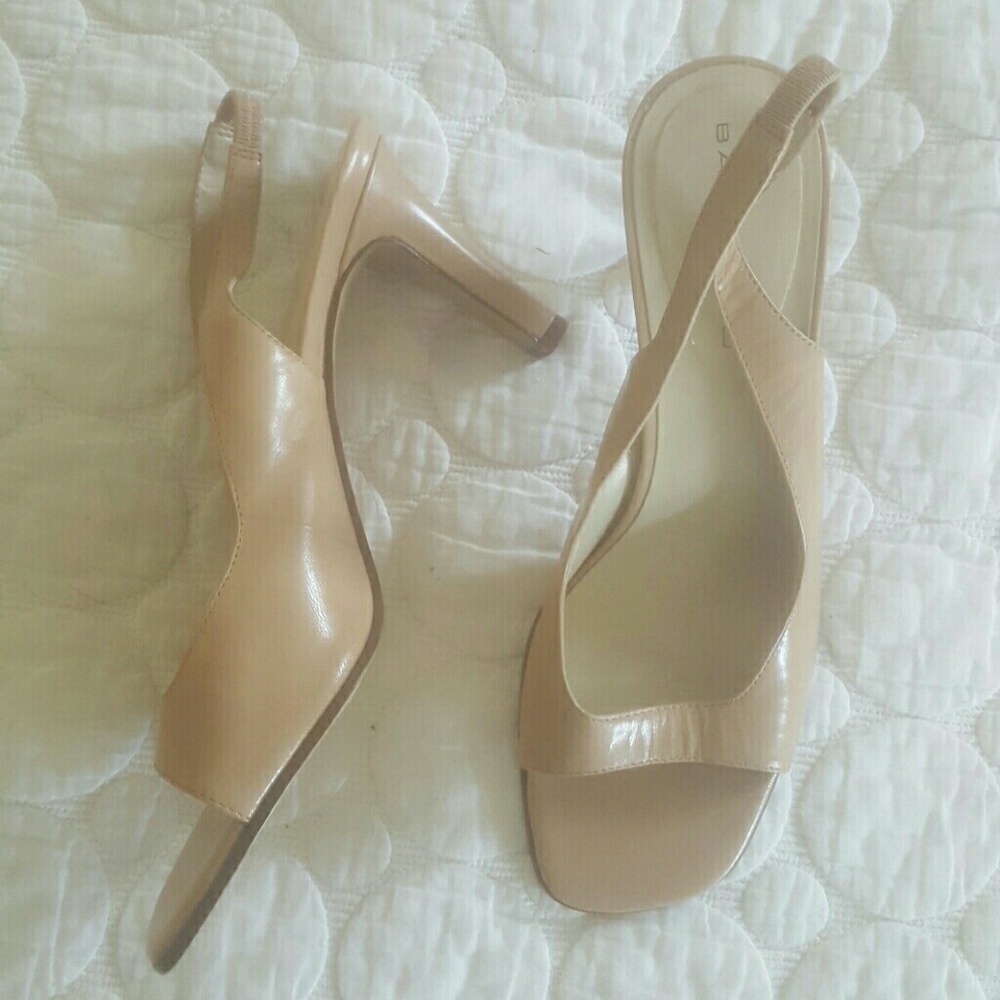 Nude pumps