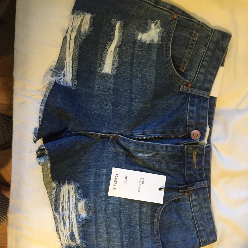 FOREVER 21 DISTRESSED SHORTS