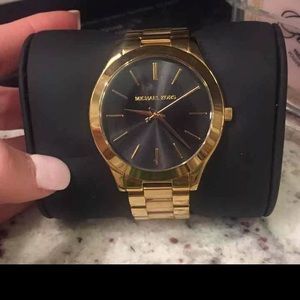 Michael kors watch comes with case worn once