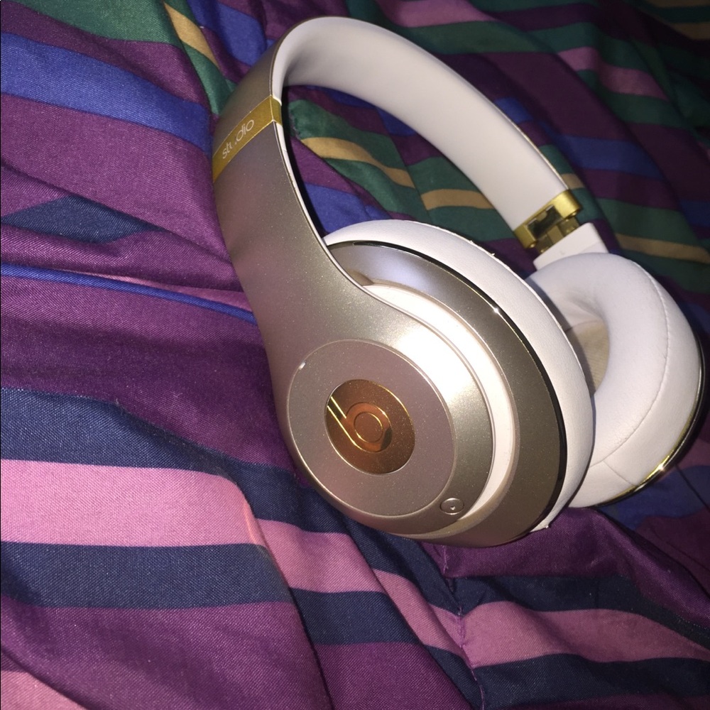 Gold beats studios 2.0 (bluetooth)