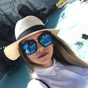 Meet your Posher, Paola