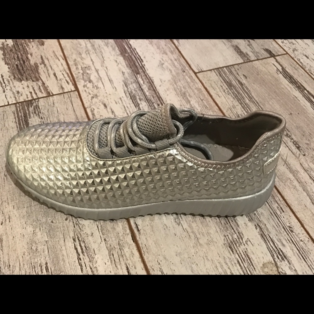 Boutique Tennis Shoes 8.5