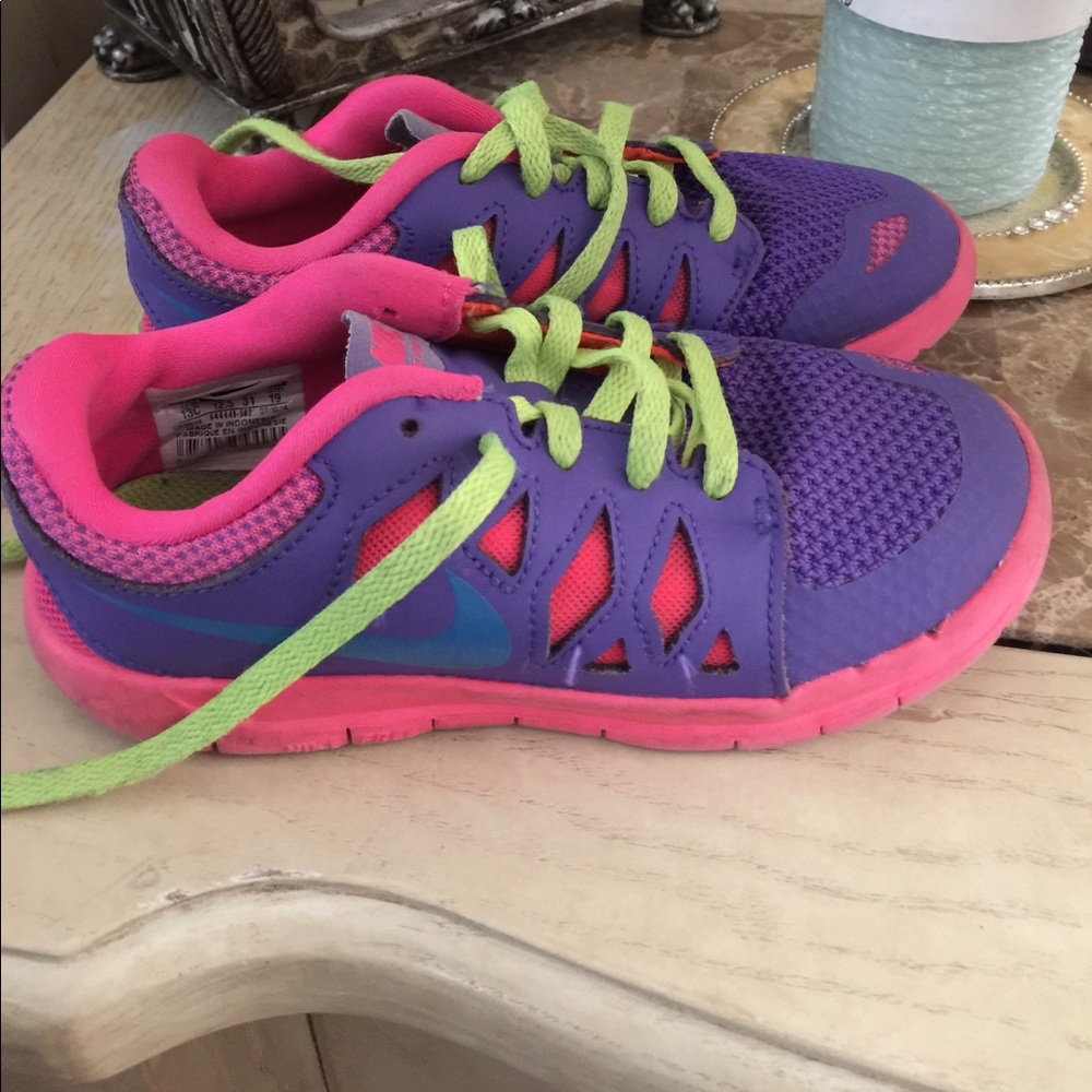 Nike girl tennis shoes