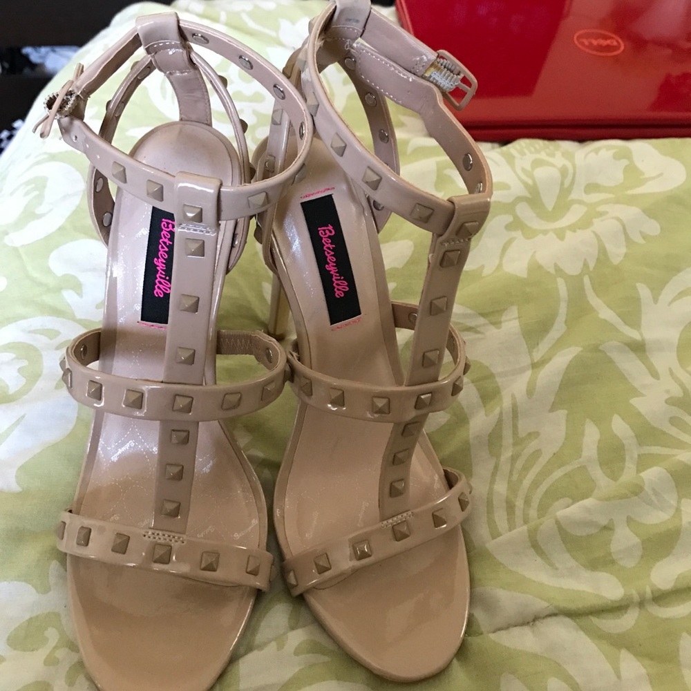 Betseyville Betsey Johnson nude heels