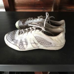 size 9 nfinity cheer shoes