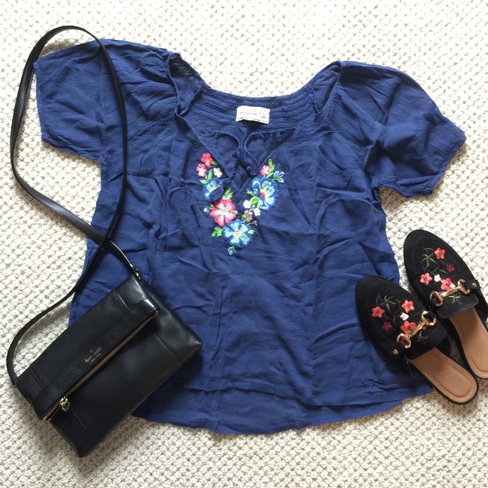 NWOT Abercrombie embroidered top