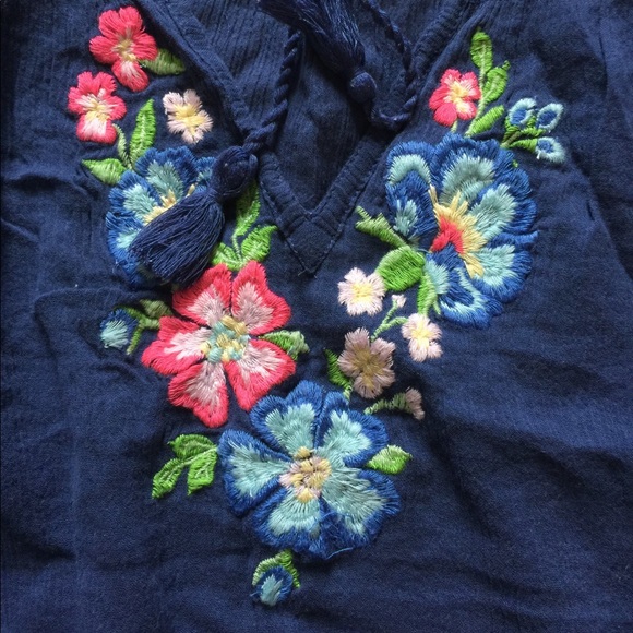NWOT Abercrombie embroidered top - Picture 2 of 3