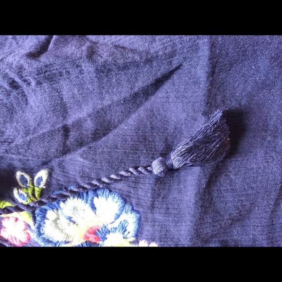 NWOT Abercrombie embroidered top - Picture 3 of 3