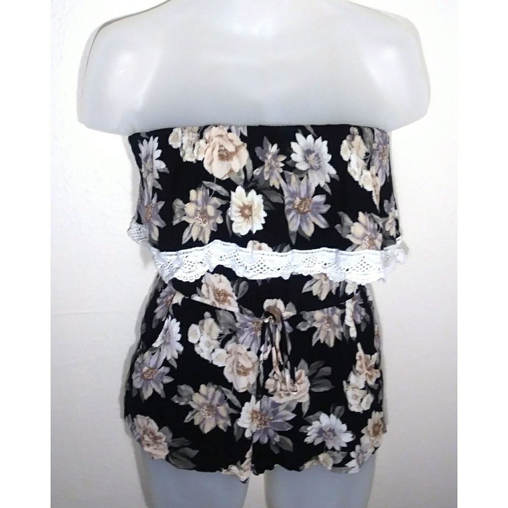 ((SOLD)) Forever 21 Womans Romper Floral Shorts