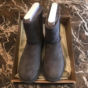 🍒UGG Treadlite, BNWT, Short Classic grey,cute!!🍒