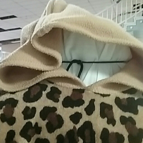 Hand made lepored print ladies hooded ponco - Picture 3 of 8