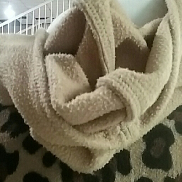 Hand made lepored print ladies hooded ponco - Picture 6 of 8