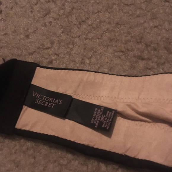 Black strapless Victoria's Secret bra - Picture 3 of 3