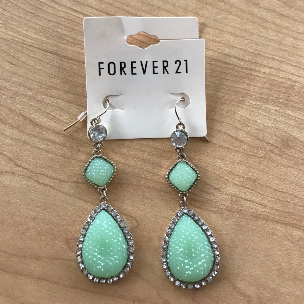 Brand new dangle earrings!