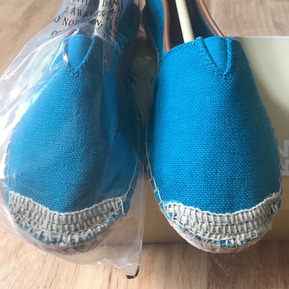 ‼️SALE until 4/8/23‼️ 🆕NWT MICHAEL MichaelKors Turquoise Slip on Canvas - Picture 2 of 8