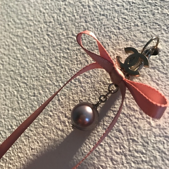 Vintage Chanel Ribbon earrings - Picture 4 of 7