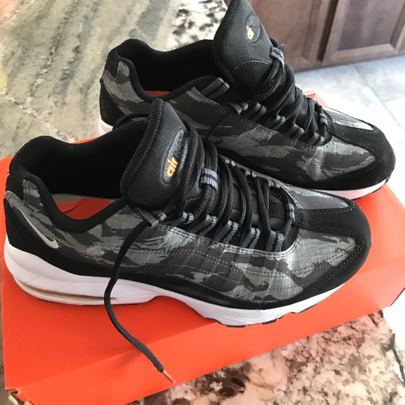 Nike Shoes - NIKE AIR MAXX RUN LITE 4