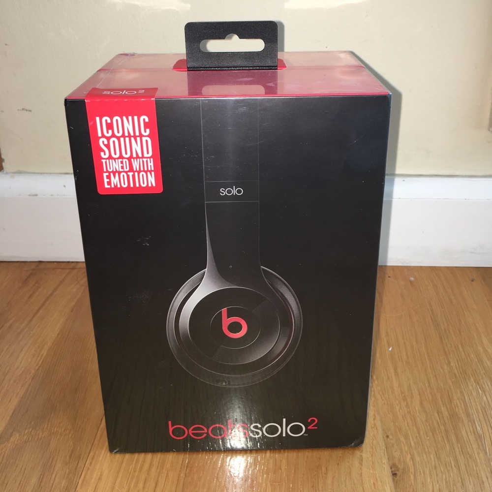 Beats Solo 2 Gloss Black on ear headphone