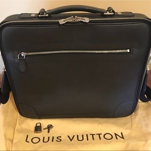 LOUIS VUITTON Taiga Odessa Laptop Briefcase