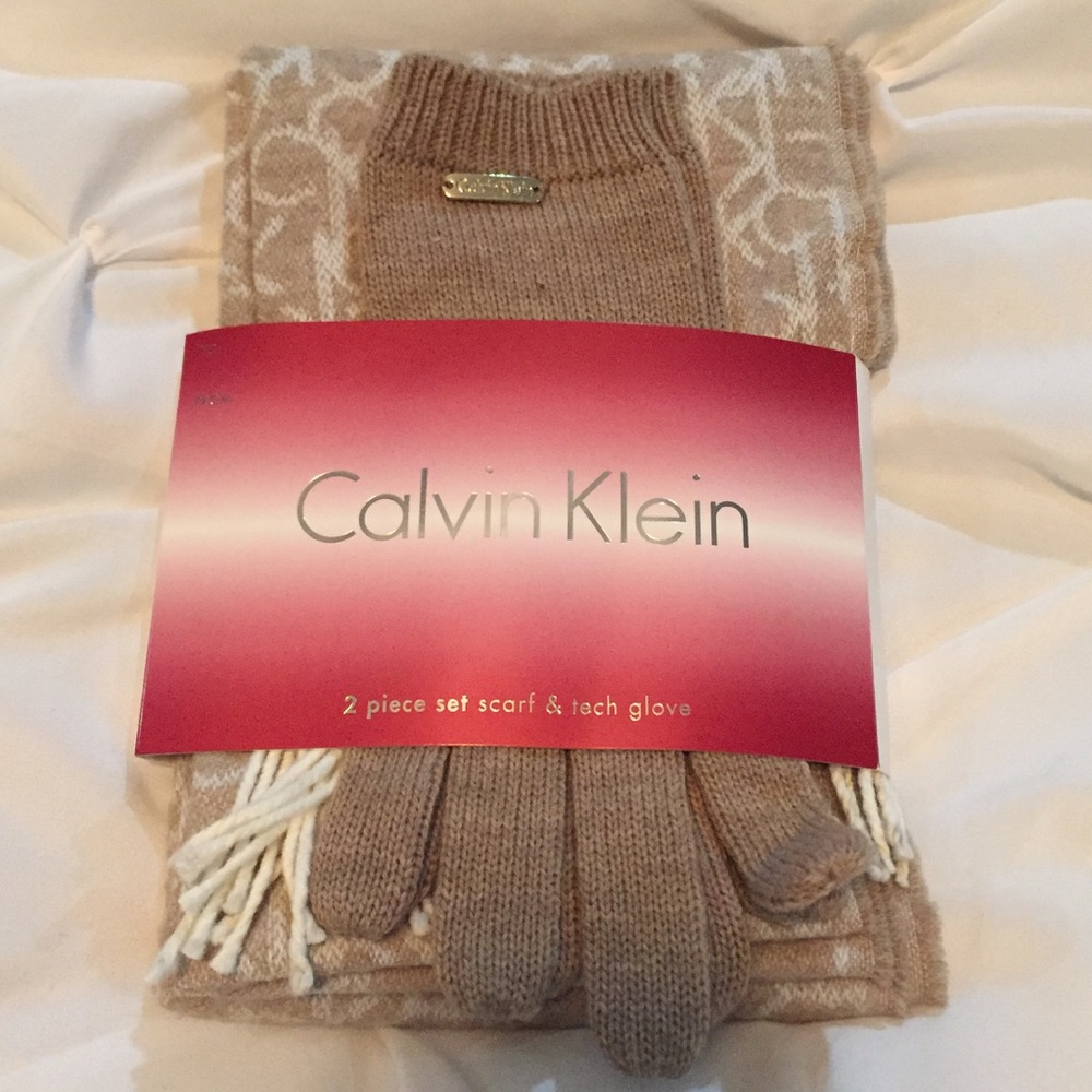 NWT Calvin Klein scarf & tech glove set