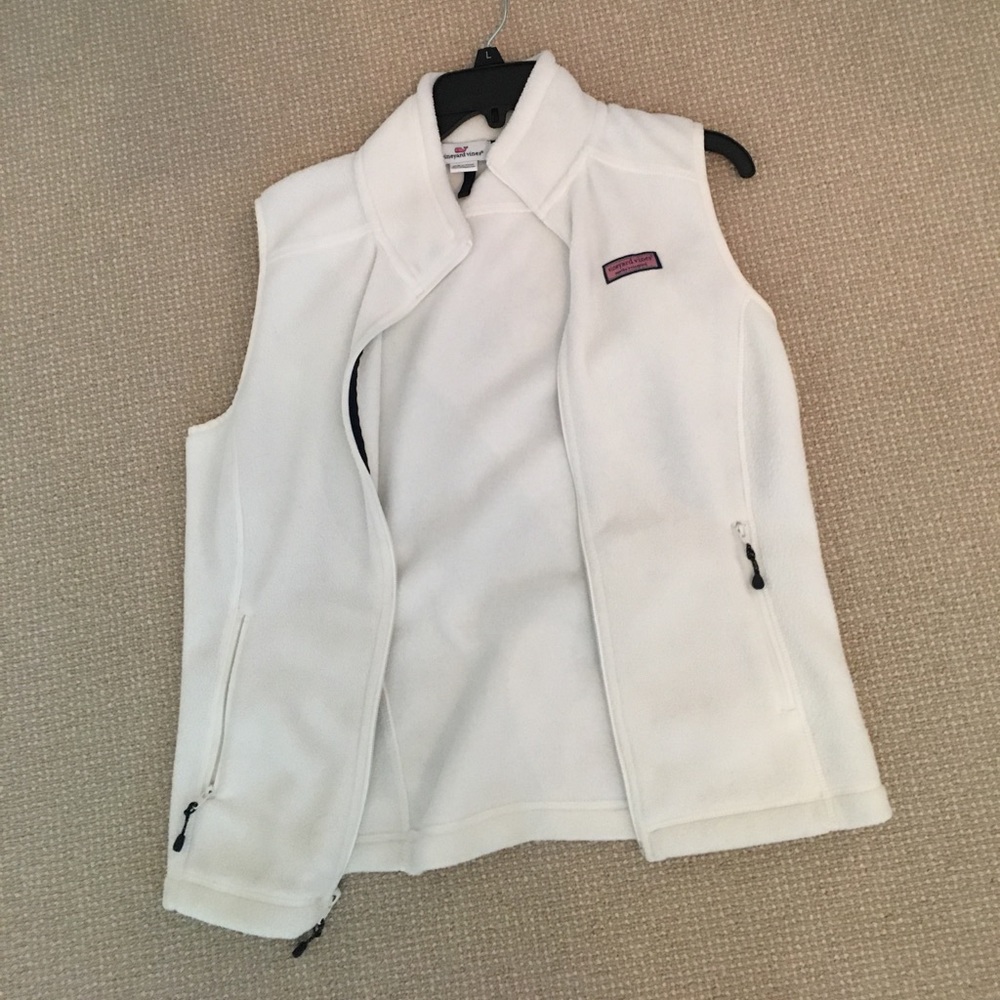 White fleece vineyard vines vest