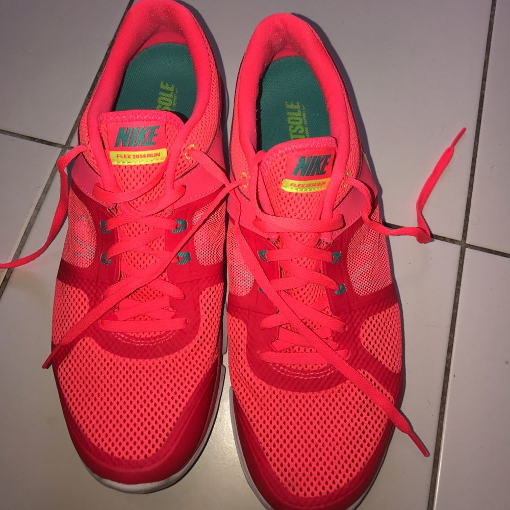 Must go! Nike Flex 2014 Run Hyper Punch! Size 12