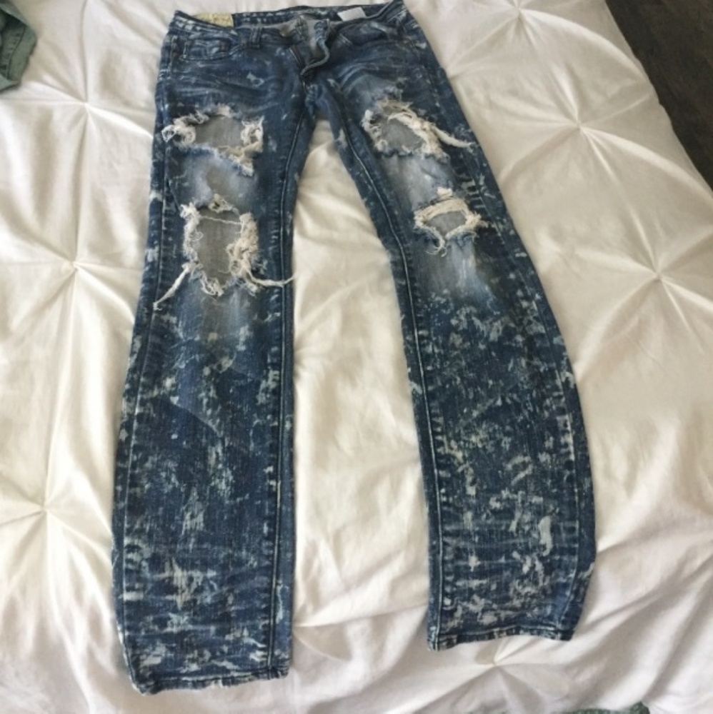 Destroyed skinny jeans with bleach splatter