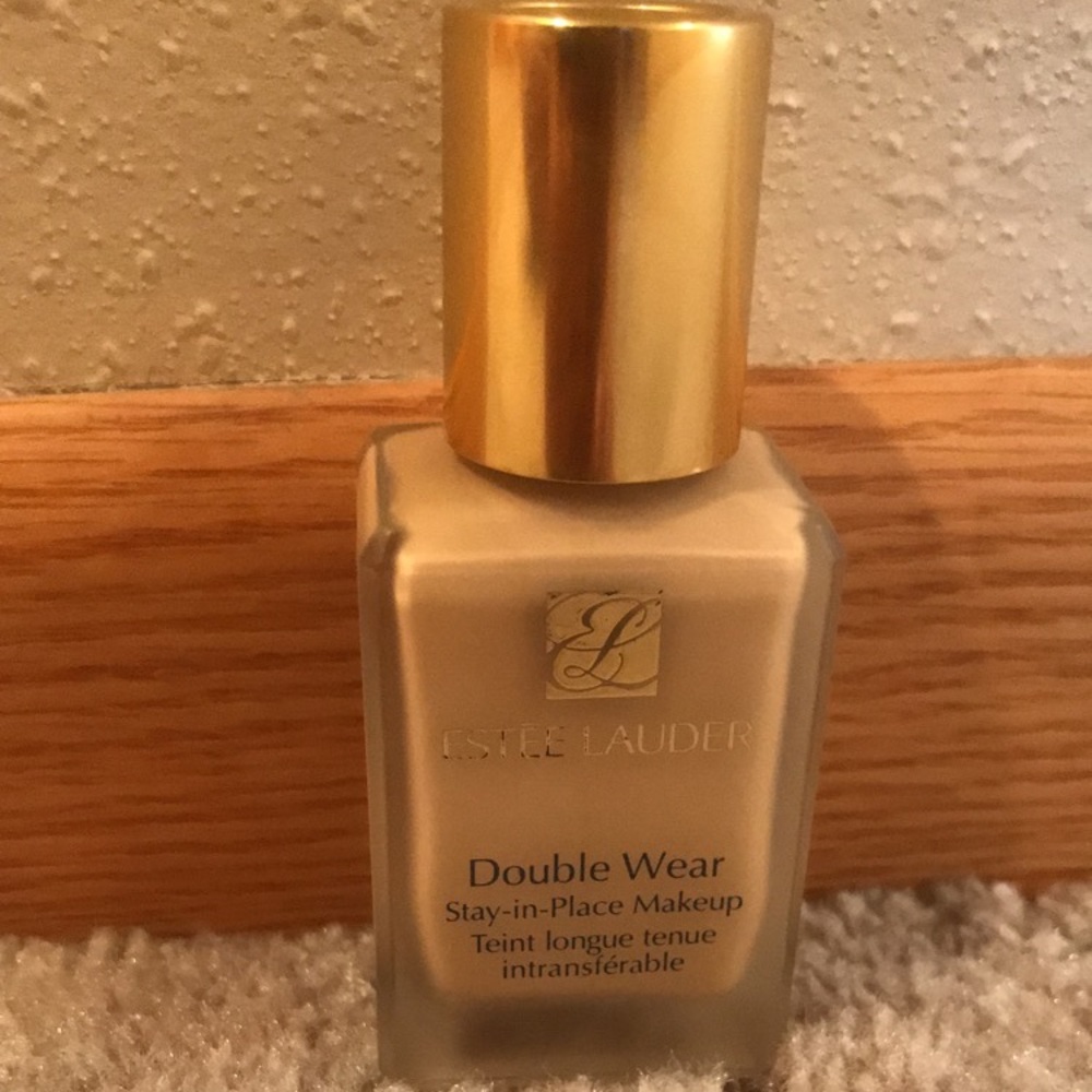 Estēe Lauder double wear stay-in-place