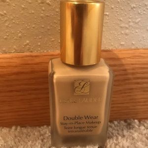 Estēe Lauder double wear stay-in-place
