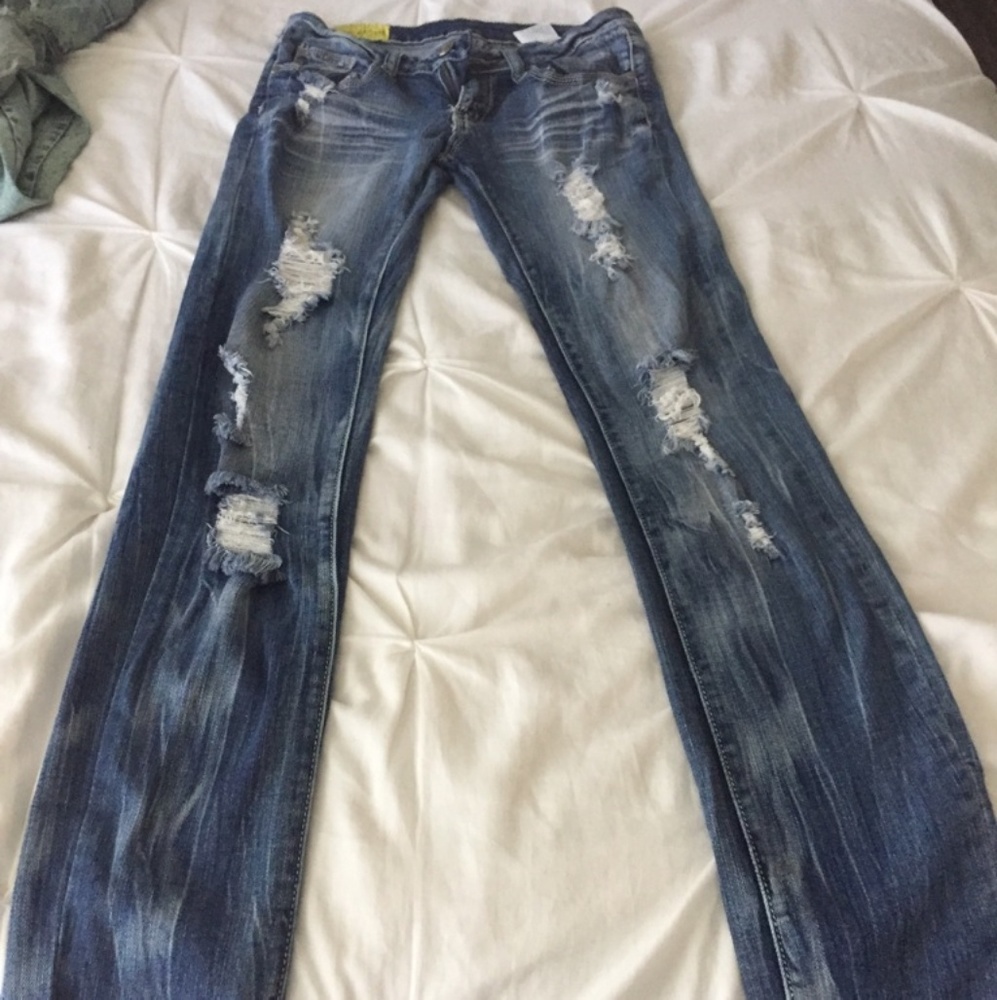 Distressed denim skinny jeans. Size 7