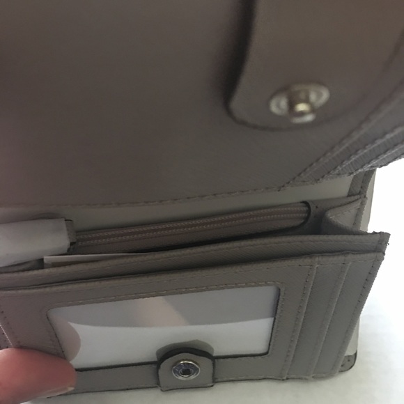 ‼️FIRM PRICE ‼️MICHAEL KORS MEDIUM SLIM WALLET - Picture 5 of 5