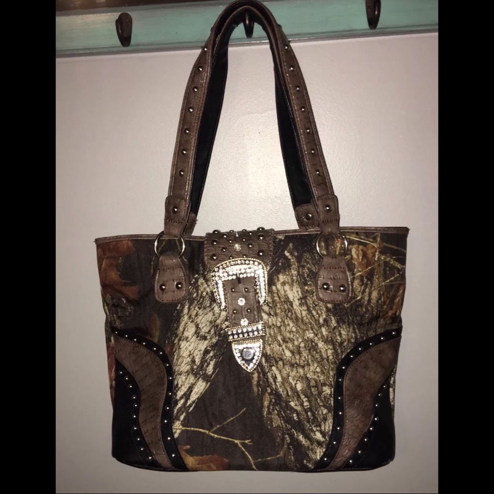 NWOT!!! CUTE & WONDERFUL MOSSY OAK CAMO BAG