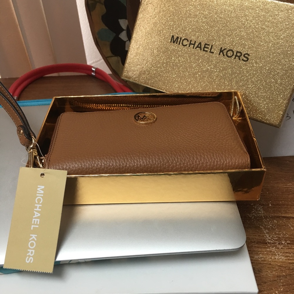 ✨AUTHENTIC Michael Kors wallet! ✨