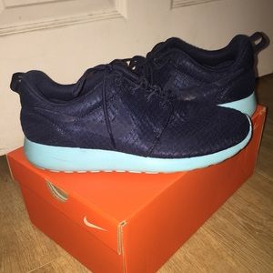 Navy blue Nike roshes