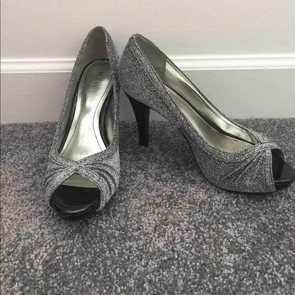 Silver sparkly heels - Picture 1 of 3