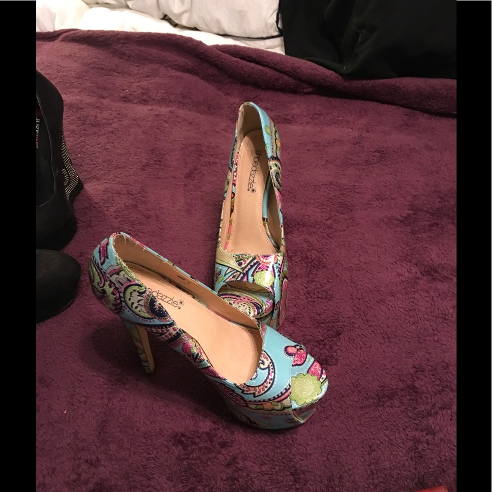 2 pair of shoe dazzle