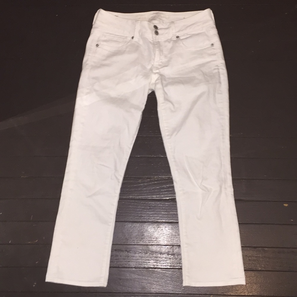 Size 6 American Eagle white capris
