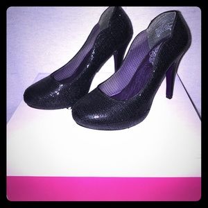 Gotta have a black pair of heels ladies!!