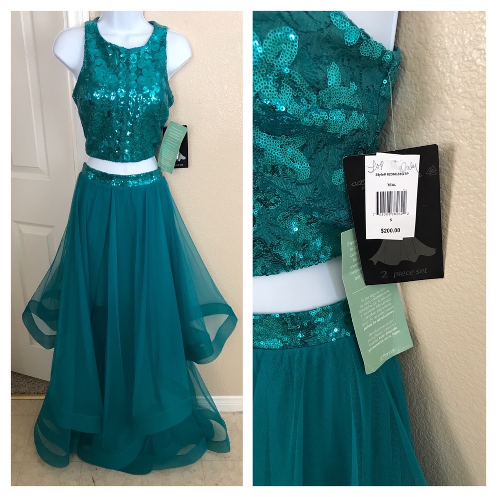 Gorgeous Teal 2 piece gown.