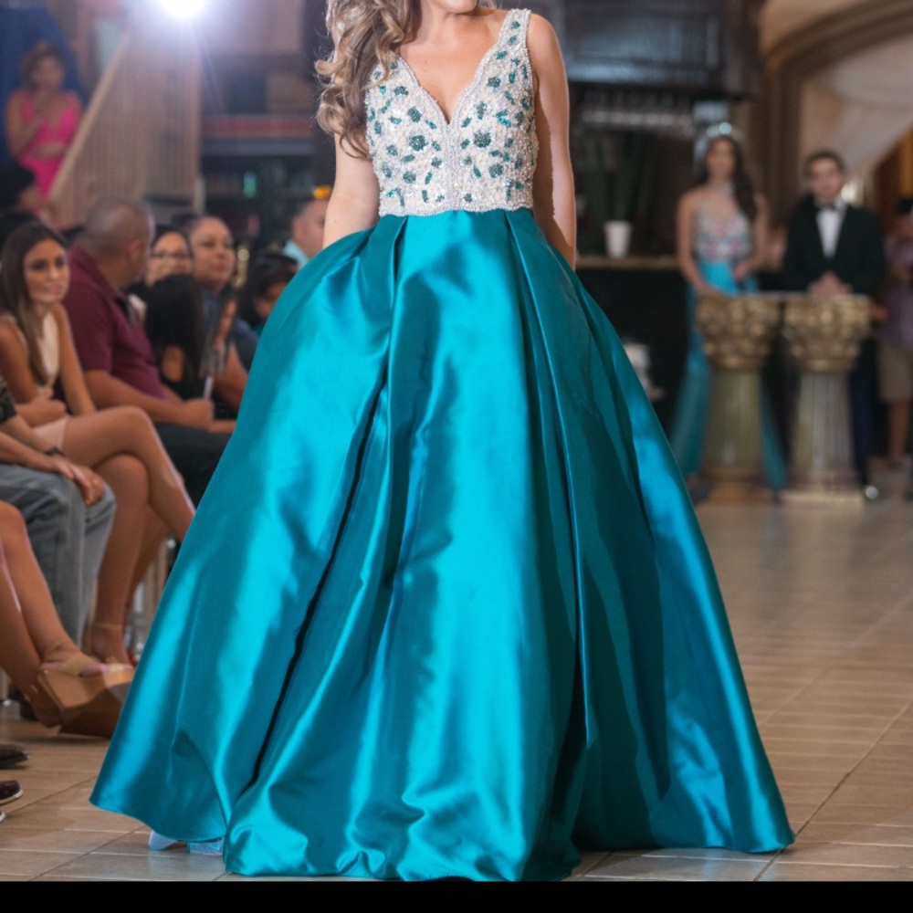 JOVANI GOWN SIZE 6