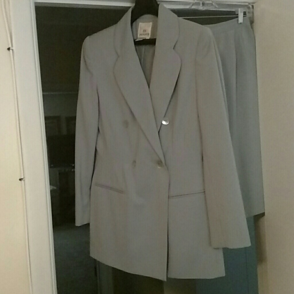 Ladies 2 piece suit light green in color