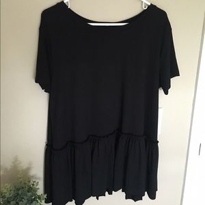 Agnes and Dora relaxed ruffle tee in black