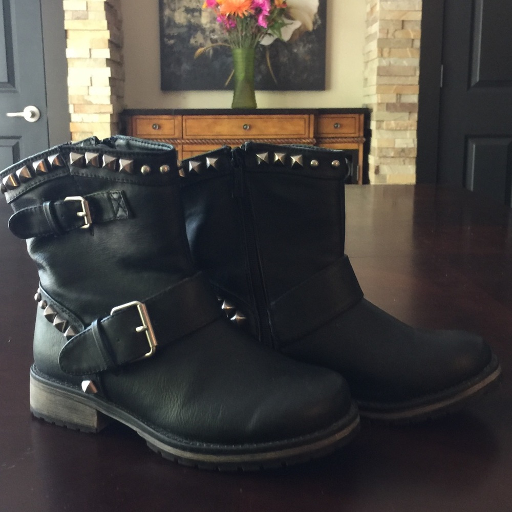Breckelle women's boots size 6