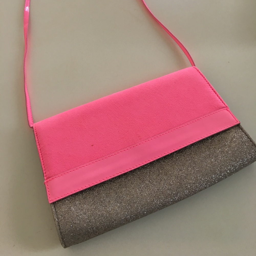 Super cute glitter clutch with bright pink cover✨