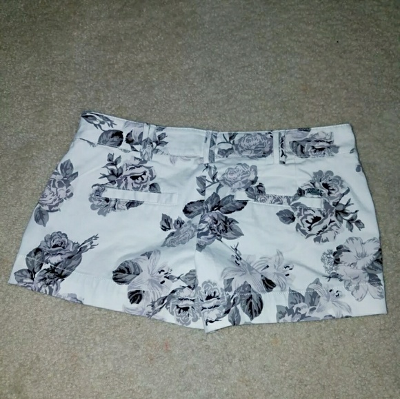 Guess Dress Shorts - Picture 3 of 4
