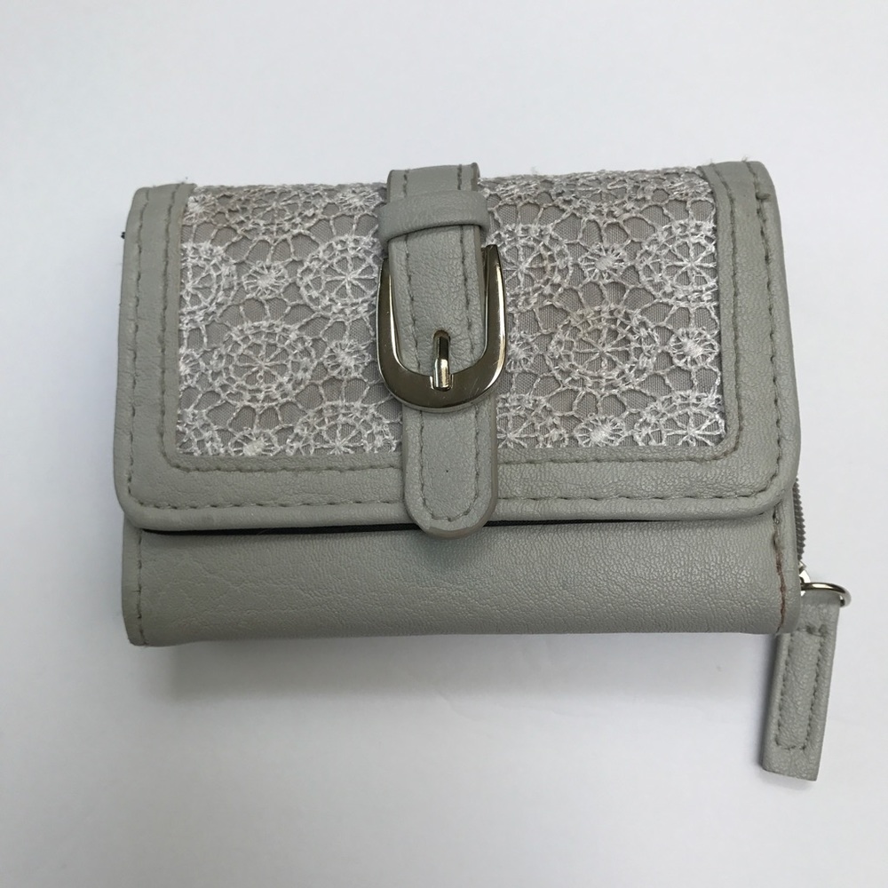 **FREE WITH BUNDLE** Claire's Wallet