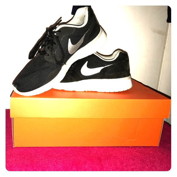 nike running shoes. - Picture 1 of 2