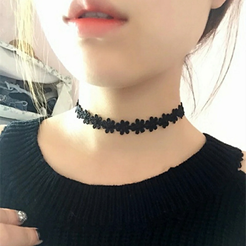 *Black Daisy Choker*