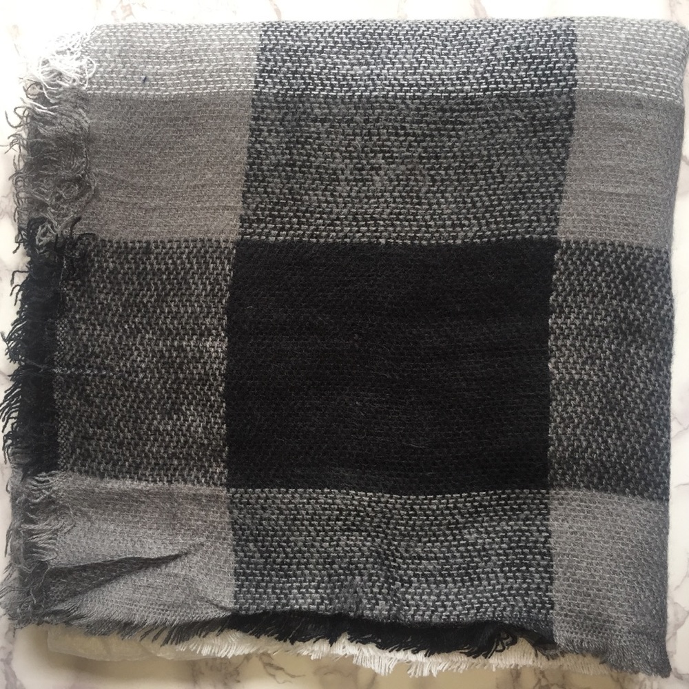 ⭐️SALE⭐️ Black, White, & Grey Plaid Blanket Scarf - Picture 2 of 2