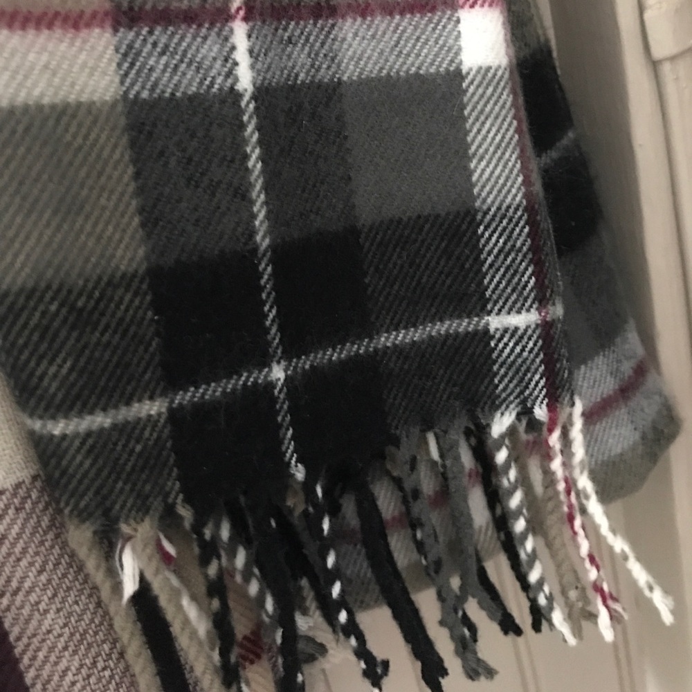 🆕 NWOT David & Young 'Softer Than Cashmere' Scarf - Picture 4 of 5